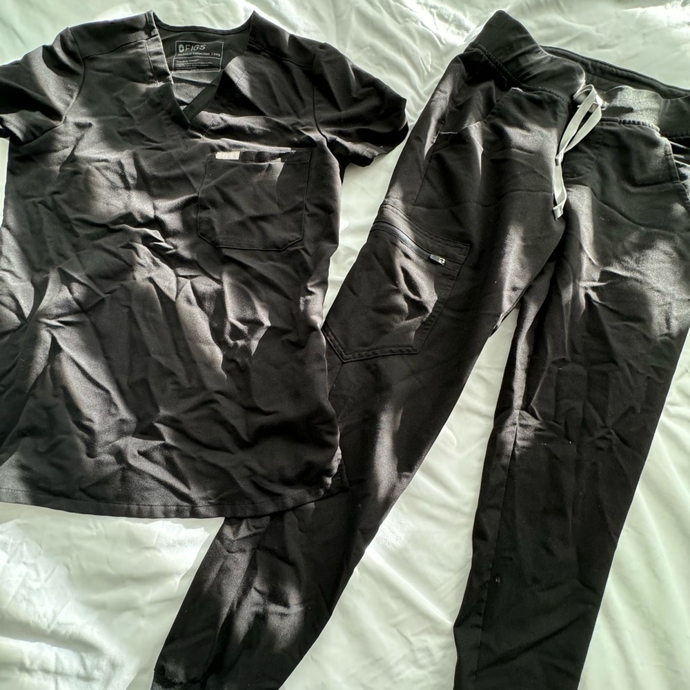 Lightly Worn Figs Scrub Set - Black